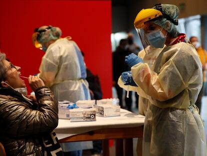 Sanitarios realizan test de antígenos gratuitos para la detección de la covid-19, el martes en el Auditorio Municipal Carmen Estévez en Vilalba (Lugo).
