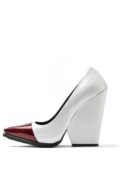 Este zapato de tacón ancho con la punta en tono burdeos es de Celine. (c.p.v.)