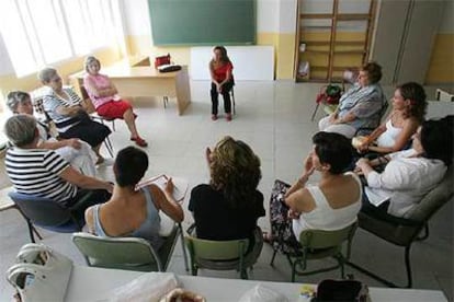 Las mujeres que participan en la terapia de grupo para <i>elaborar</i> duelos, sentadas frente a la psicóloga en Guadarrama (Madrid).
 ULY MARTÍN