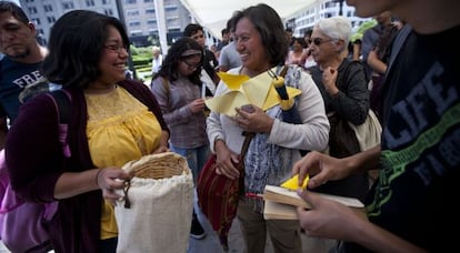 Seguidores del escritor hacen cola frente al Palacio de Bellas Artes.