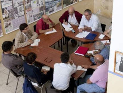 La plataforma denunciante de la gesti&oacute;n del agua de El Puerto, en una reuni&oacute;n sobre la denuncia.