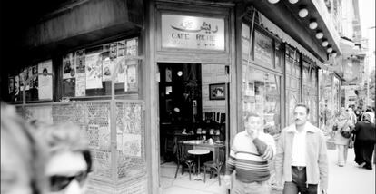 La puerta del Caf&eacute; Richie, en la calle Sharia Talaat Harb.