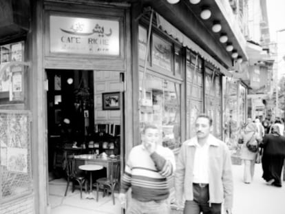 La puerta del Caf&eacute; Richie, en la calle Sharia Talaat Harb.