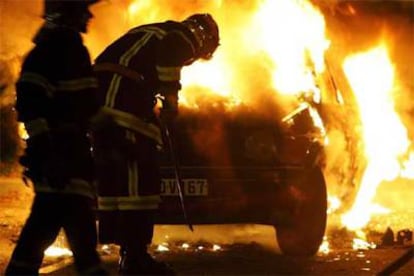 Una noche más, cientos de coches han ardido en Francia.