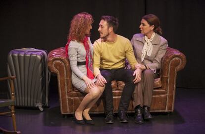 De izquierda a derecha, Carmela Lloret, Joan Carles Suau y Sara Torres en 'El más querido'.