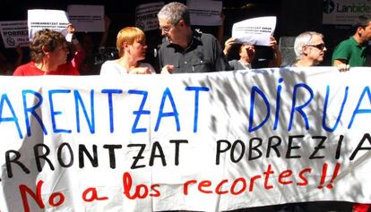 Ainhoa Etxaide, segunda por la izquierda, conversa con 'Txiki' Muñoz, ayer en la concentración contra los ajustes.