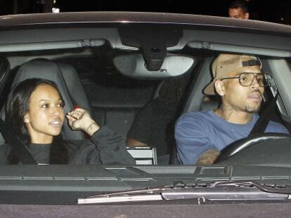  Chris Brown, con su actual pareja.