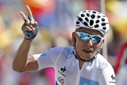 Nairo Quintana celebrando la llegada al Alpe D'Huez después de haber puesto a Froome en un aprieto