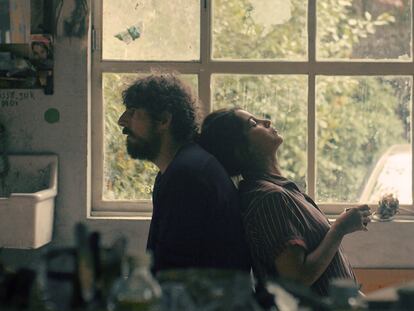 Damien Bonnard y Leïla Bekhti, en 'Un amor intranquilo'.
