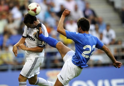 Gonzalo Higuaín lucha por el balón con el ovetense Borja.