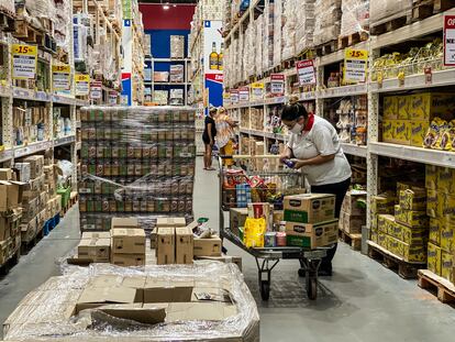 Clientes compran en un supermercado de Buenos Aires, este martes.