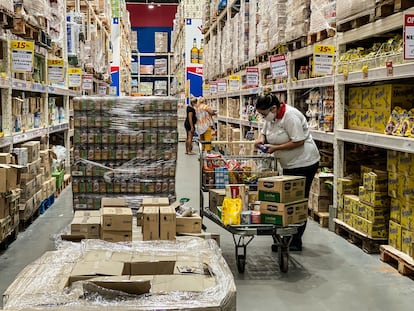 Clientes compran en un supermercado de Buenos Aires, este martes.