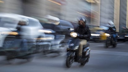 Varios motoristas circulan por una calle de Barcelona.