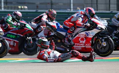 El piloto español Jorge Lorenzo cae en la carrera de MotoGP del Gran Premio de Aragón celebrado en el circuito de Alcañiz (Teruel).