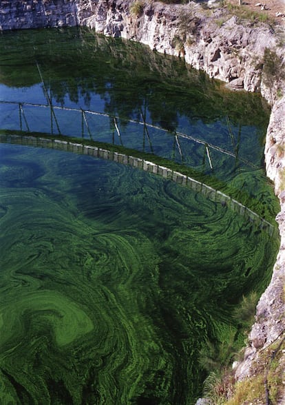 El cráter sobre el que se eleva el anillo del Brick Pit. Desde arriba se observan las variaciones de los colores del agua bajo los efectos cambiantes de la luz.