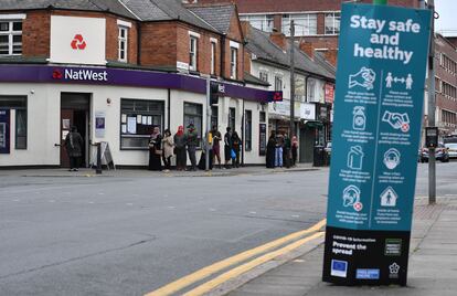 Una señal indica los modos de evitar el contagio del virus en el centro de Leicester, este lunes