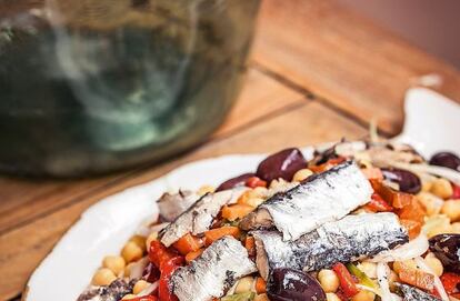 Ensalada de garbanzos, sardinas y pimiento asado.