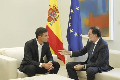 El secretario general del PSOE, Pedro Sánchez, junto al presidente del Gobierno, Mariano Rajoy, este jueves en la Moncloa.