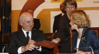 El presidente de BBVA, Francisco González, con Elena Salgado