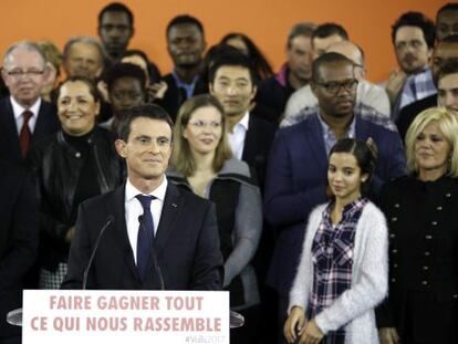 El primer ministro franc&eacute;s, Manuel Valls (c), presenta su candidatura a las primarias socialistas en &Eacute;vry, cerca de Par&iacute;s, Francia, hoy 5 de diciembre de 2016.