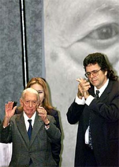 Cintio Vitier después de recibir el Premio Juan Rulfo, a su lado el ministro de Cultura cubano, Abel Prieto.