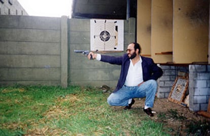 Abu Dahdah practica el tiro con un revólver en una galería. La fotografía fue incautada en su domicilio madrileño.