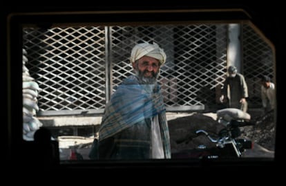 El fotógrafo Chris Hondros (estadounidense con raíces alemanas y griegas) ha realizado una serie de fotografías desde la ventana del Humvee, vehículo blindado del ejército de EE UU. En la imagen, un hombre camina por las calles de Herat.