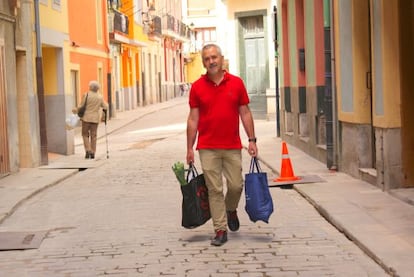 Josu Unanue, este sábado tras hacer las compras en Bermeo.