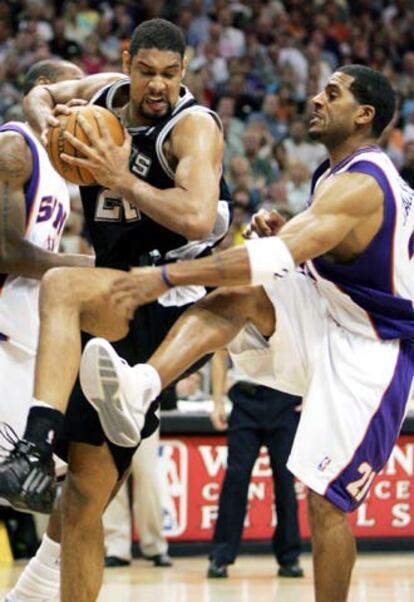 Duncan, de los Spurs (izqda.) atrapa un rebote ante Jackson, de los Suns. (AP)