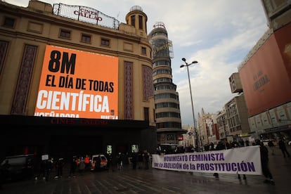 Tras años de manifestaciones masivas, la prohibición de concentraciones y marchas en Madrid y las restricciones sanitarias por la pandemia llevav al movimiento feminista a reivindicar los derechos de las mujeres este 8 de marzo con actos alternativos y simbólicos. En la imagen, la concentracion de Juventudes Feministas, en Callao (Madrid).