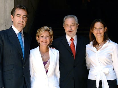 El presidente canario, Adán Martín (segundo por la derecha), posa junto a los consejeros destituidos, Luis Soria, María Australia Navarro y Águeda Montelongo, en una imagen de archivo.