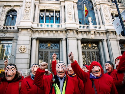 Varias personas disfrazadas de personajes de la 'Casa de Papel' participan en una concentración de pensionistas frente al Banco de España, el 9 de febrero de 2022, en Madrid.