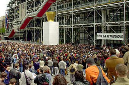 Concentración contra el líder ultraderechista Jean-Marie Le Pen, ayer, ante el centro de arte Pompidou de París.