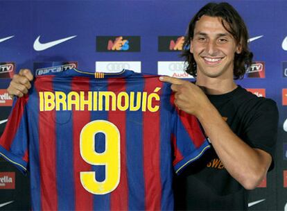 Zlatan Ibramhimovic con su nueva camiseta del F.C. Barcelona.