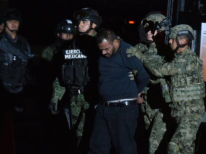 Jorge Iván Gestelum Ávila, hombre de confianza del narcotraficante Joaquín 'El Chapo' Guzmán es conducido por militares, tras su captura junto con su jefe hoy en la ciudad de Los Mochis, Sinaloa (México).