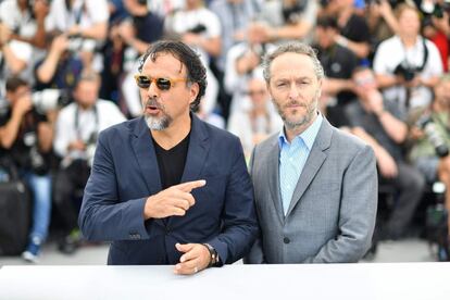 El director Alejandro González Iñarritu y el director de fotografía Emmanuel Lubezki durante el 'photocall' de la película 'Carne y Arena'.