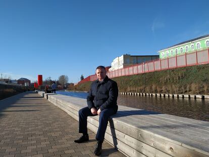 Serguéi Sudnitsin, diputado de la Duma regional de Tula y jefe del comité ejecutivo regional del Frente Popular Panruso, en el paseo de la ribera del río Upa.