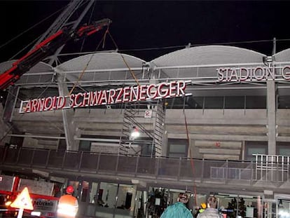 Una grúa retira el nombre de Arnold Schwarzenegger del estadio municipal de Graz el pasado lunes.