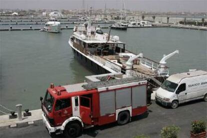 Un vehículo de los bomberos, ayer, en el muelle en el que está atracado el <i>Sandvig</i>.