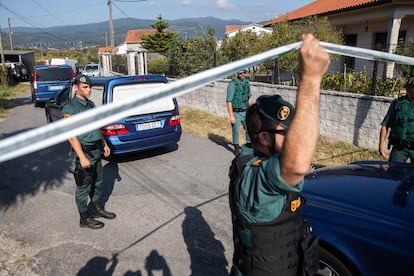 Agentes de la Guardia Civil en Valga (Pontevedra), acordonan la zona en donde se cometió un crimen de violencia de género en septiembre de 2019.