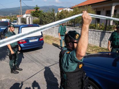 La Guardia Civil custodia el lugar donde un hombre mató a tiros a su exmujer, su exsuegra y su excuñada en el Concello de Valga (Pontevedra), en septiembre pasado.