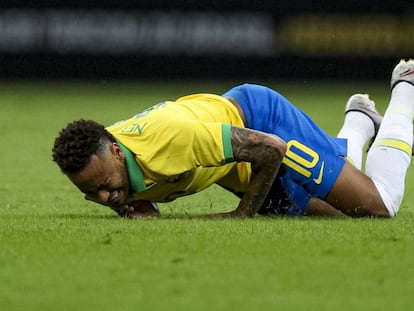Neymar cai na partida entre Brasil e Catar.