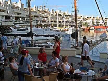 Animación en las terrazas de Puerto Marina, en Benalmádena (Málaga). Por la noche, la marcha se concentra en bares como Kaleido, del actor Antonio Banderas.