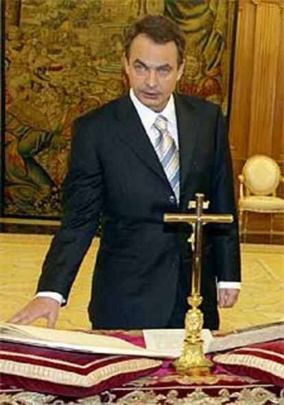 Zapatero ha prometido su cargo ante un ejemplar de la Biblia y otro de la Constitución.