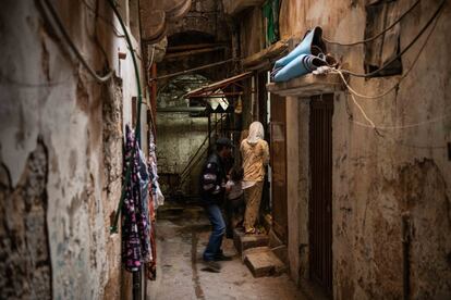 Miles de vecinos de Trípoli viven en la pobreza extrema en insalubres hogares sin ventanas ni agua potable o electricidad, que les empuja al borde de la hambruna.