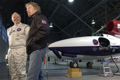 Steve Fossett y Richard Branson charlan en el aeropuerto municipal de Salina (Kansas), punto de partida del reto.