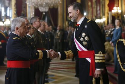 Felipe VI durante los saludos a los invitados en el acto celebrado en el Palacio Real.