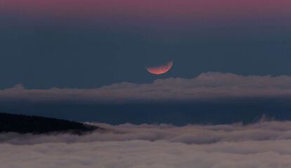 Imagen tomada en Tenerife en la madrugada del 15 de abril. Es el primer eclipse lunar de los cuatro que se producirán este año y el siguiente. La llamada 'Luna sangrienta' se produce porque la atmósfera de la Tierra filtra solamente los rayos del espectro rojo.
