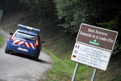 Veh&iacute;culo de la Gendarmer&iacute;a francesa en el lugar del crimen.