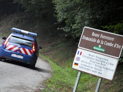 Veh&iacute;culo de la Gendarmer&iacute;a francesa en el lugar del crimen.